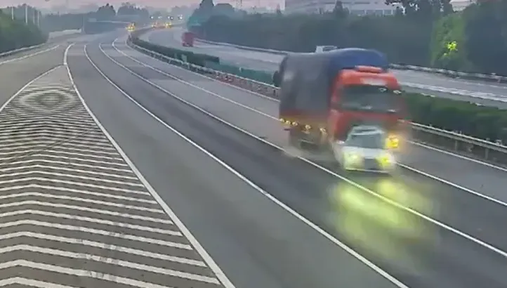 影/司機在吃零食、滑手機！轎車以「7公里」超低時速行駛　慘遭後方貨車撞上釀5死