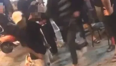 下跪被打還鞠躬道謝！花蓮街頭私刑…警逮3人到案稱「他自己同意」