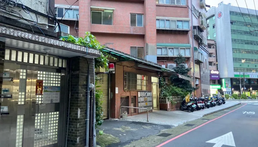 驚悚！新店婦人「倒臥客廳腫脹流屍水」　夫伴屍2週竟稱「以為她會自己爬起來」