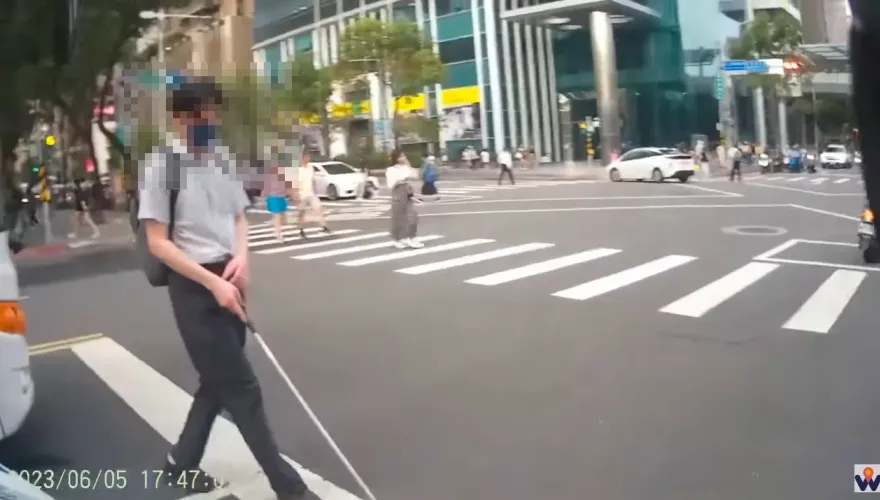 影/視障者迷失方向！騎士跳車「極速救援」畫面曝　路人阿伯遠方比讚
