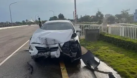 開車趕上班驚險撞水庫護欄！金門傳「車頭全毀」車禍　嫩男駕駛送醫