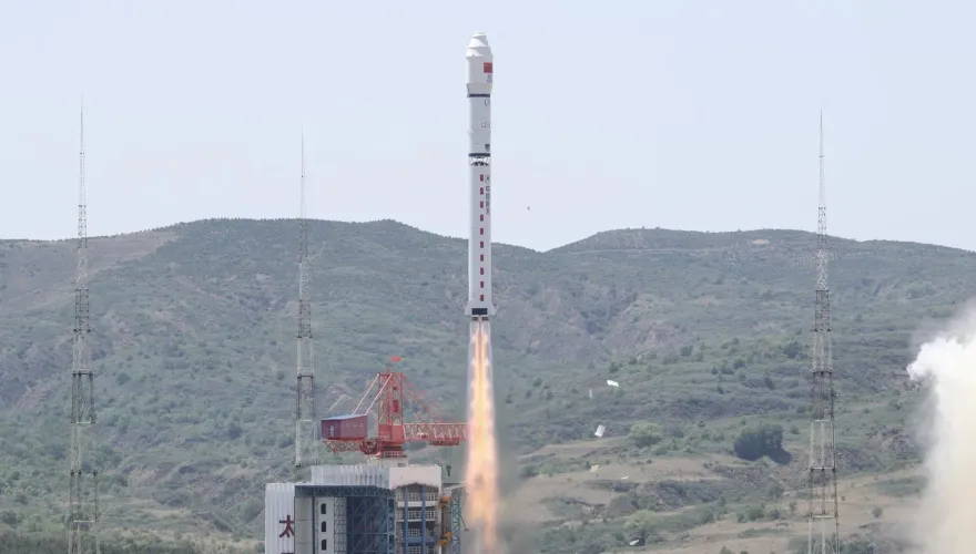 影/再創「一箭多星」最高紀錄！　陸「長征二號丁」運載41顆衛星成功升空