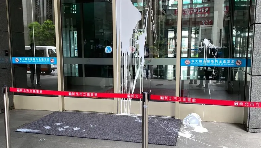 快訊/新北市府大門遭人潑漆！上班尖峰嚇壞員工