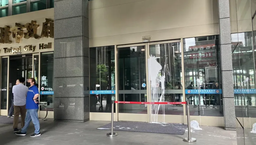 快訊/大門遭人潑漆！新北市府：表達訴求必須理性合法
