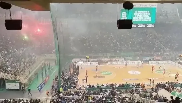 影/輸到脫褲引發球迷暴動！煙霧彈、水瓶齊飛　字母哥現場觀賽看傻眼