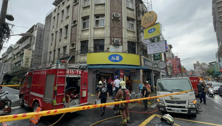 影/爆炸瞬間曝！板橋五十嵐瓦斯氣爆4人傷　飲料杯噴飛員工竄逃