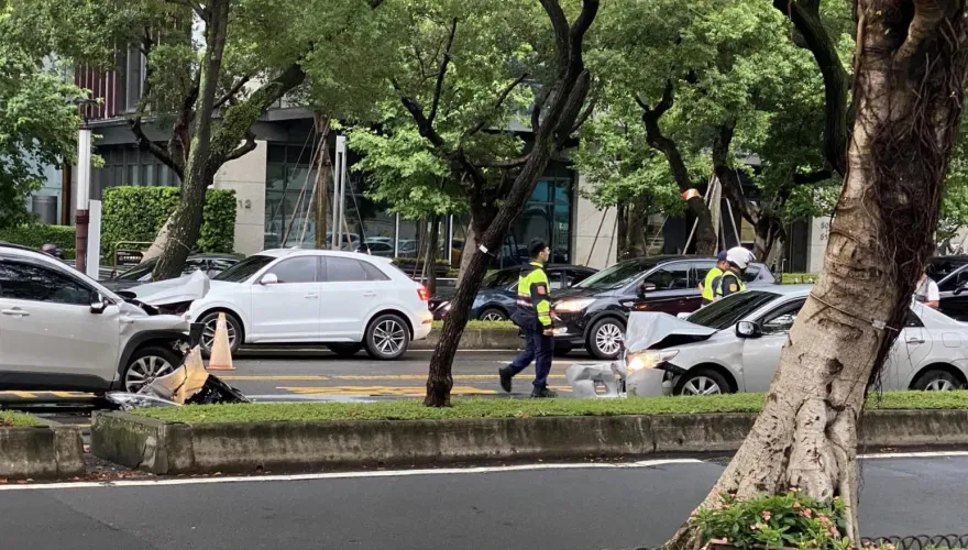 快訊/北市中山北路對撞車禍　2車車頭全毀整條路塞爆了