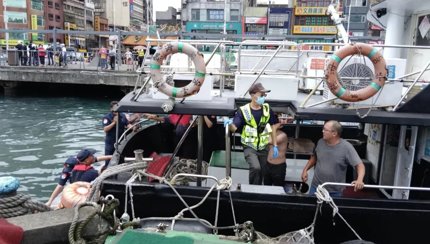 快訊/基隆小艇碼頭「婦人跳海」！熱心民眾下水救援