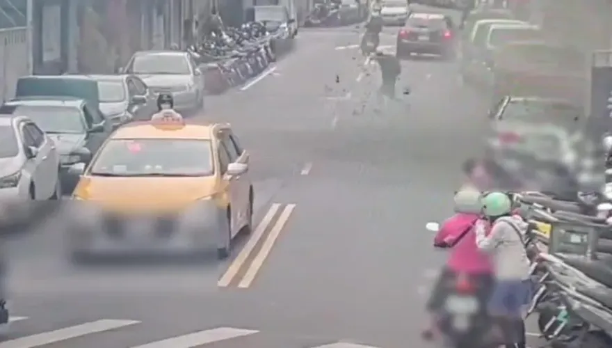 快訊/北投工地「爆模」！水泥雨19樓傾瀉而下　民眾抱頭竄、驚險影像曝