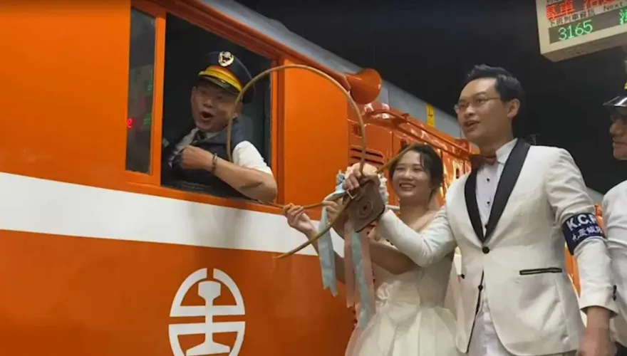 影/內藏洋蔥！香港作家包下「台鐵列車」補辦婚禮　鳴笛向離世爸爸致敬