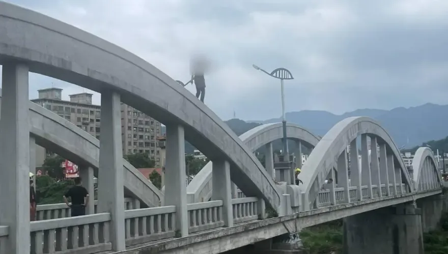 快訊/驚！傷心女走上三峽拱橋頂端　警消到場安撫解危機