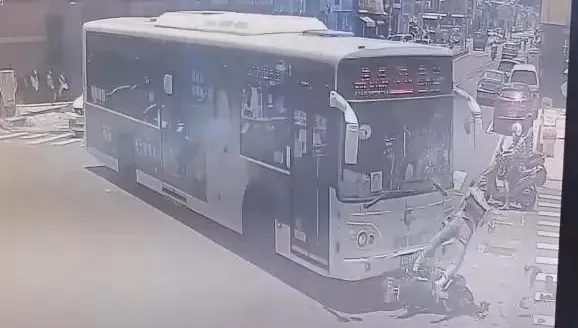 影/高雄公車吞人！左轉撞重機　騎士捲入車底「斷腳」送醫
