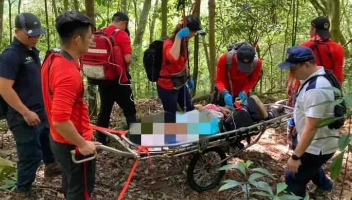 百人攀登唐麻丹山！76歲男突倒地昏迷　警消獨輪車搬運下山搶救