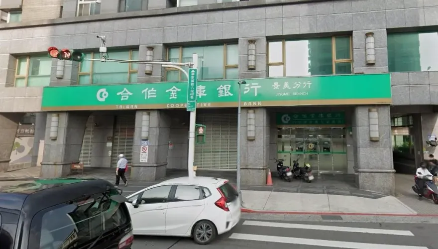 臨櫃領10萬現鈔「59張」是假的！合庫銀回應了
