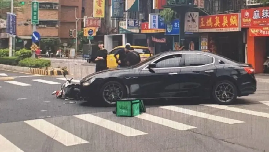 影/「海神」左傳撞上外送員！瑪莎拉蒂車頭毀損　他空翻飛出輕傷送醫