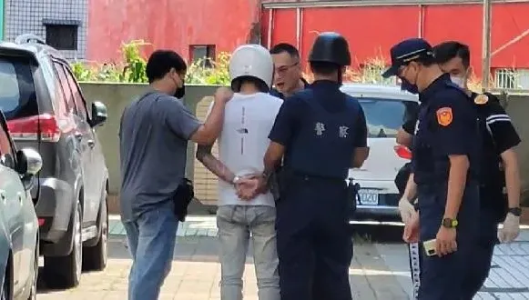 快訊/屏東民宅槍響！毒梟、警方駁火「2hrs後投降」　民眾笑：好像在看連續劇