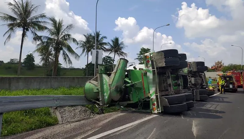 快訊/台南新營交流道水泥車翻覆　駕駛受困車內「頭部變形」明顯死亡