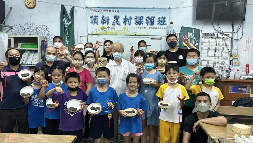 復刻兒時「羅黏香」彩繪香包！施建宏大師伴學童提前過端午