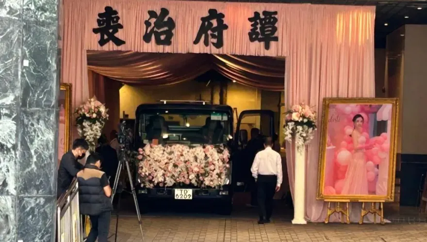 港名媛蔡天鳳出殯「粉紅鮮花布置靈車」　靈柩火化後骨灰安放寶蓮寺