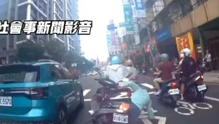 影/等紅燈手抓油門撿手機　騎士暴衝撞前車