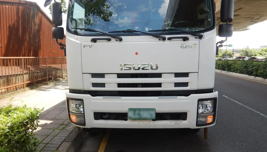 影/台中死亡車禍！大貨車綠燈起步超車女騎士　下一秒「她遭捲進輪下輾爆肚」