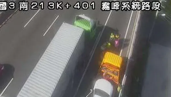 快訊/上班族注意！國3南向霧峰段發生3車追撞　占用外側2車道
