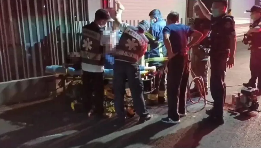 神技術！19歲男自摔倒掛金鉤卡電箱　左腿刺傷哀號