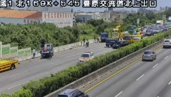 快訊/宛如骨牌推擠！國1南下豐原交流道5車連環追撞　車流回堵2公里