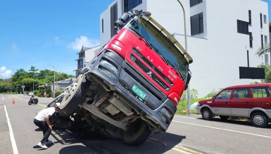 影/卡天坑瞬間曝光！台南安平水泥車緩步行進突然「左後輪被吃掉」