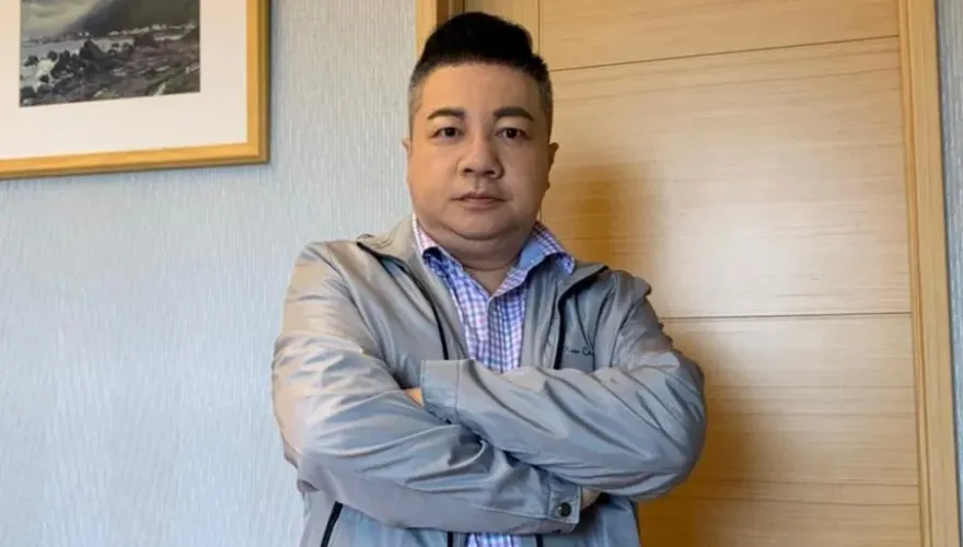 黃子佼性騷流彈飛/董至成遭爆上酒店「欠100元不還」　他首度回應：連本帶利還500元行嗎？