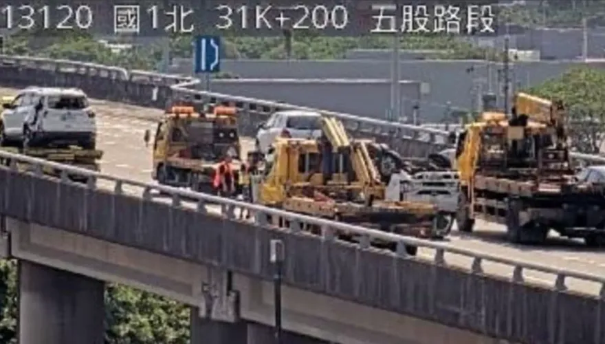 快訊/國1南下高架五股段追撞車禍！小貨車翻覆橫2車道　車流回堵6公里