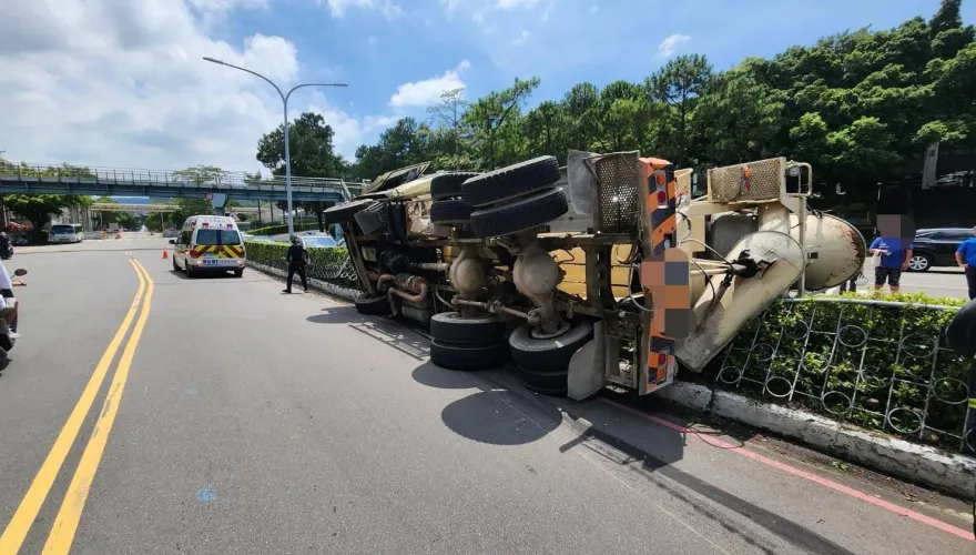 過彎出事！新北泰山預拌水泥車翻覆波及2車    警急call吊車排除