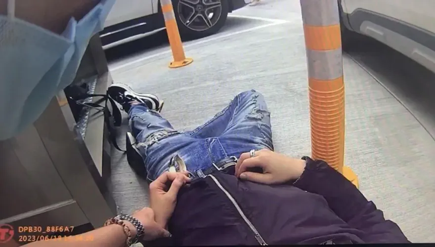 準備幹架砍人？新北男昏倒停車場繳費亭　警在背包搜出4把刀與毒品