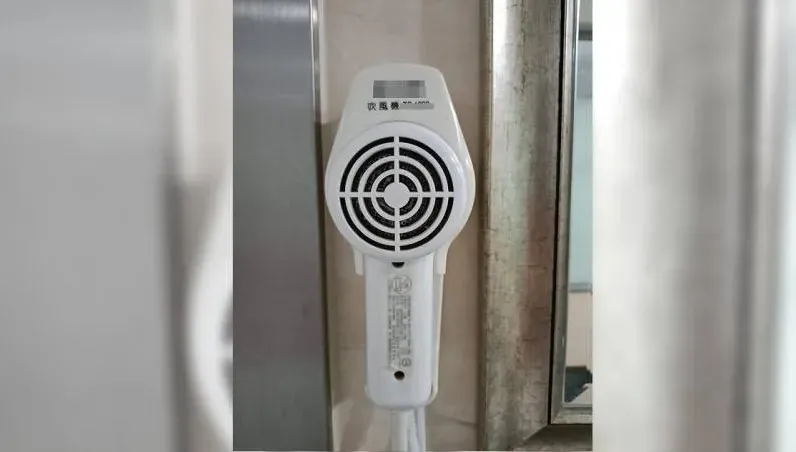 住飯店見「掛壁式吹風機」嘆：自動扣分　內行人曝2原因