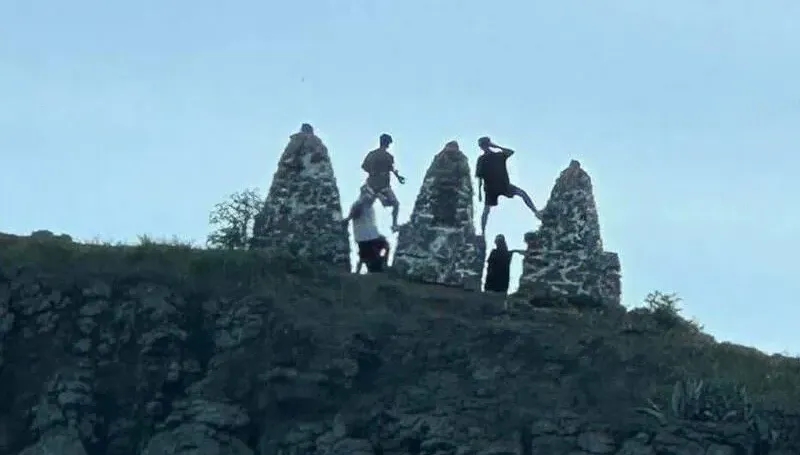 澎湖三仙塔「慘遭遊客踐踏」！縣府1原因「無法開罰」　居民怒轟：不尊重信仰