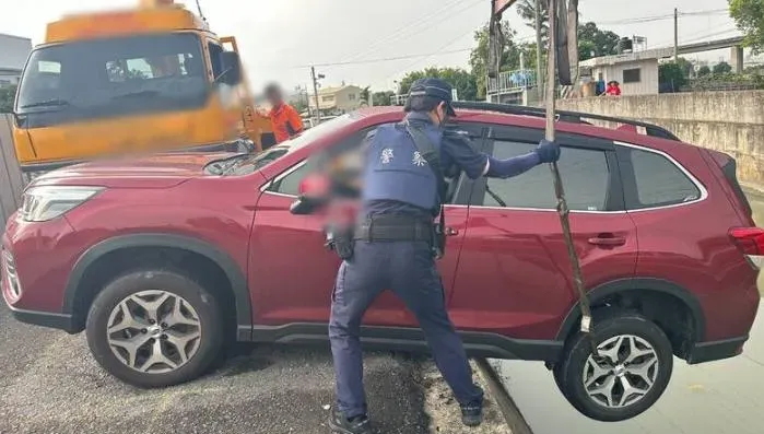 生死蹺蹺板！休旅車窄巷迴轉頭過身沒過「半截懸空」 駕駛狂催油門10分待救