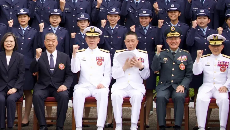 影/真戰力強！空軍畢業生「擊落」上將軍帽影片曝光  本人嚇壞：「差點腿軟跪下」
