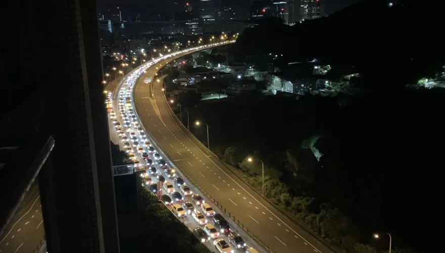 端午連假凌晨爆車潮！車燈點亮國道夜空　網友呼籲出門民眾再等等