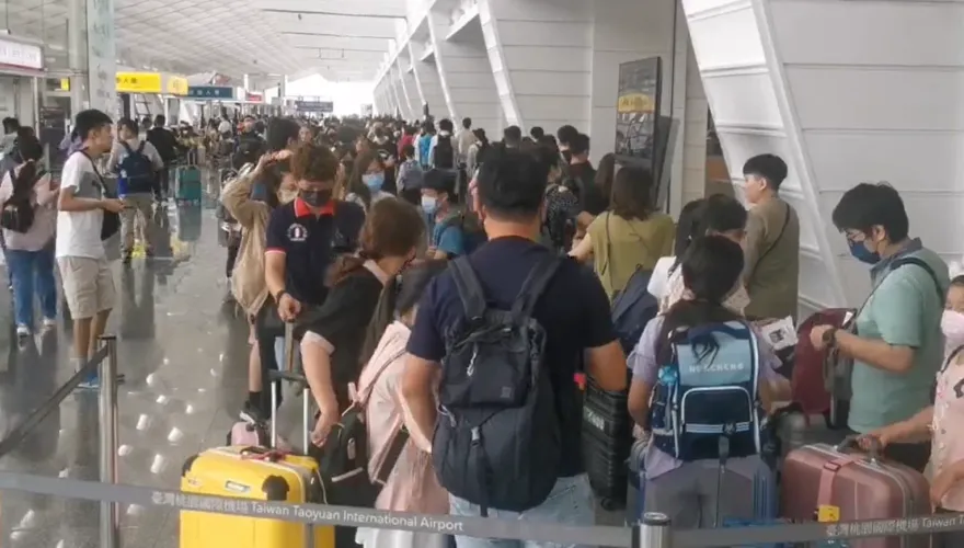 端午連假搶出國！桃機人龍湧現　單日運量「超過11萬」創今年新高