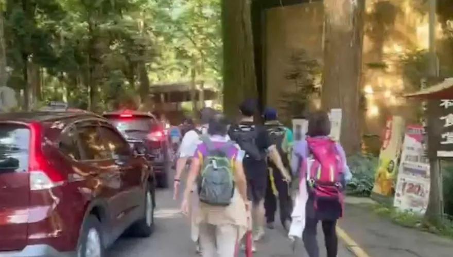 影/端午連假「溪頭人潮擠爆」！車流狂堵500公尺　現場畫面曝光