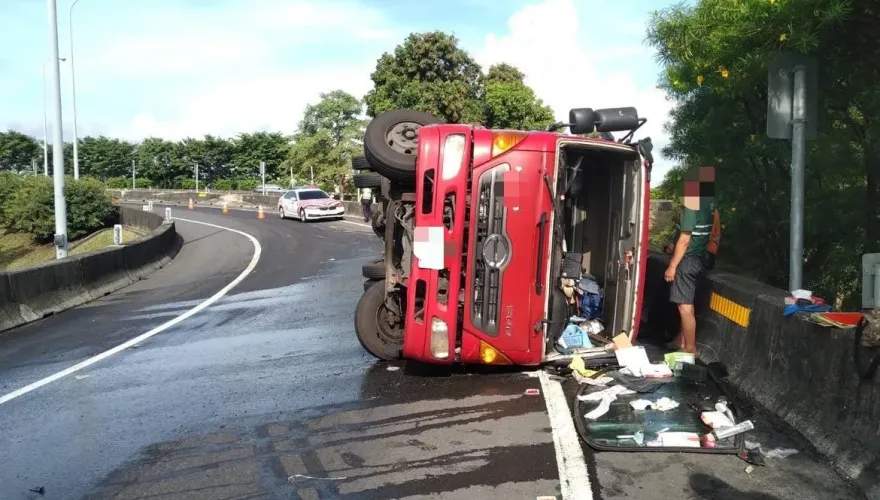 岡山交流道垃圾車事故！側翻出口匝道交通一度受阻　警出動吊車排除