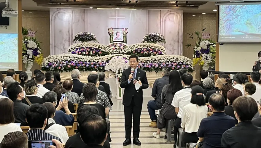 陳凱倫悲痛送母最後一程！自爆癌症還沒好：演藝圈我夠了