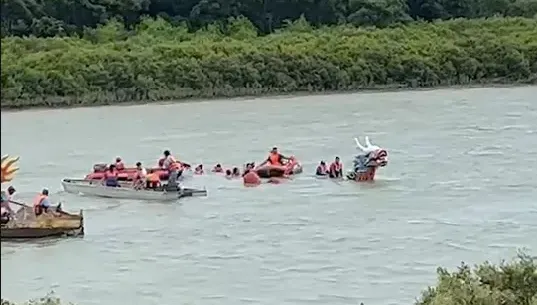 影/怪風狂吹！苗栗龍舟賽龍舟翻覆「僅剩龍頭浮出水面」　14人落水獲救