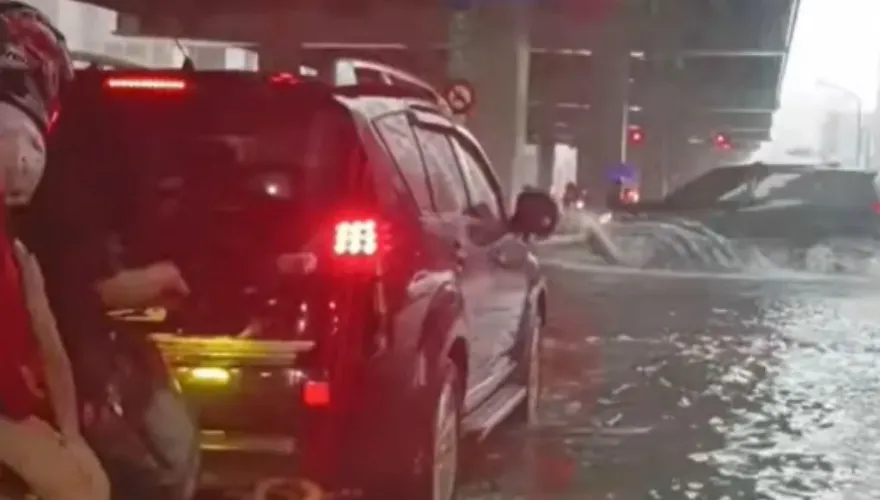 快訊/雨彈狂轟！新北中和泡水嚴重列一級淹水警戒　網PO影片嘆：水上樂園？