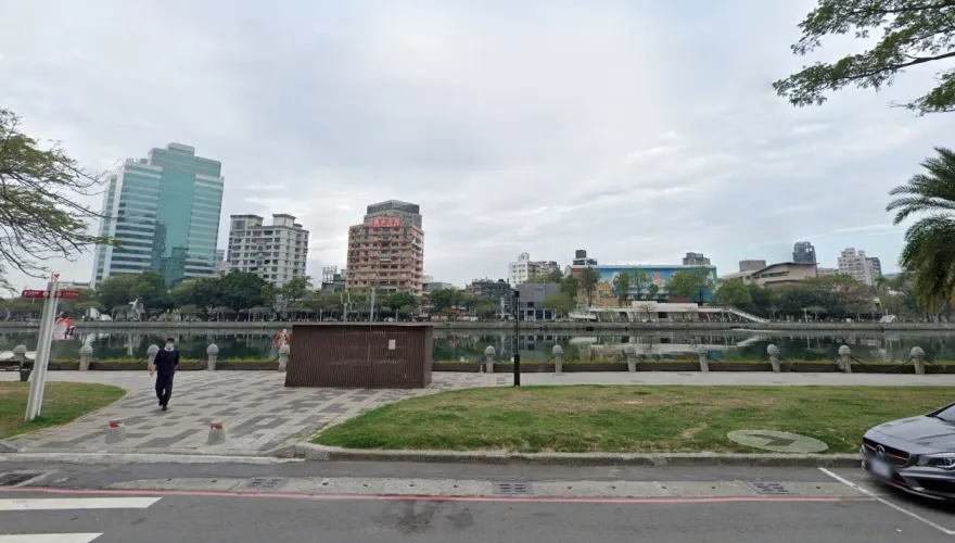 快訊/愛河畔驚魂！男持磚頭隨機襲擊路人　民眾急逃報警