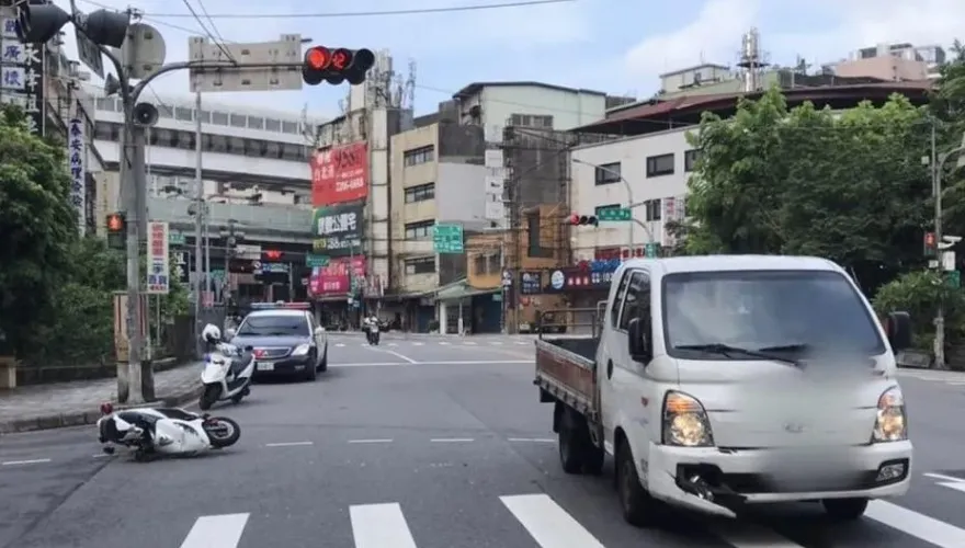 快訊/取締闖紅燈違規遭貨車撞飛　新北員警受傷送醫