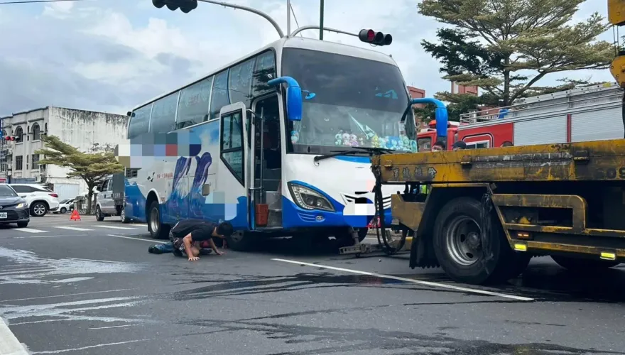 行人地獄端午連假上演！左轉遊覽車撞倒路人　男衰捲車底全身傷