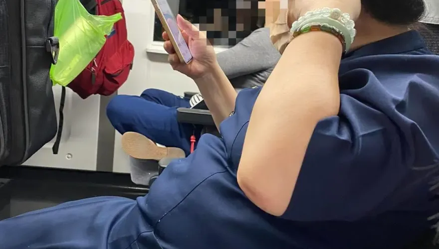 超噁心！鄰座大姊豪邁狂挖　陳瑩崩潰：便當多了好多「肉鬆」