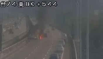 快訊/台中74快速道路「火燒車」！2車追撞「1男全身15%二度灼傷」