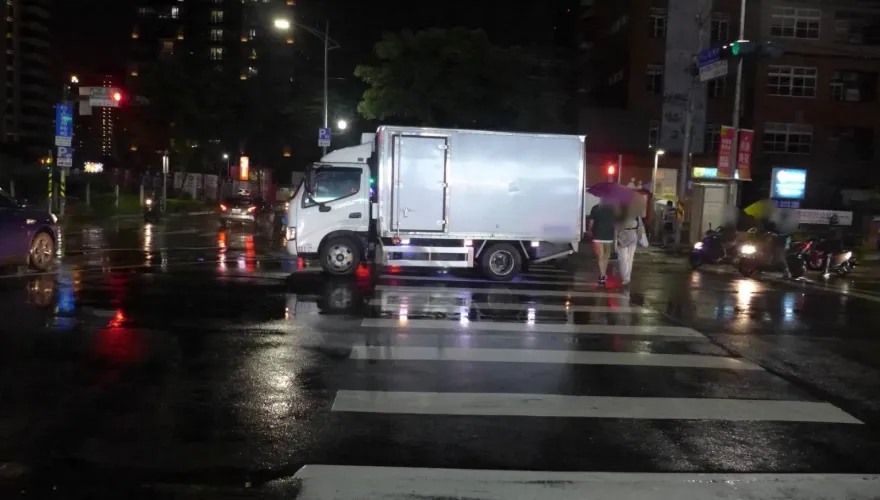 影/硬闖紅燈！新莊男「連閃3輛車」　下秒遭小貨車撞倒昏迷急救